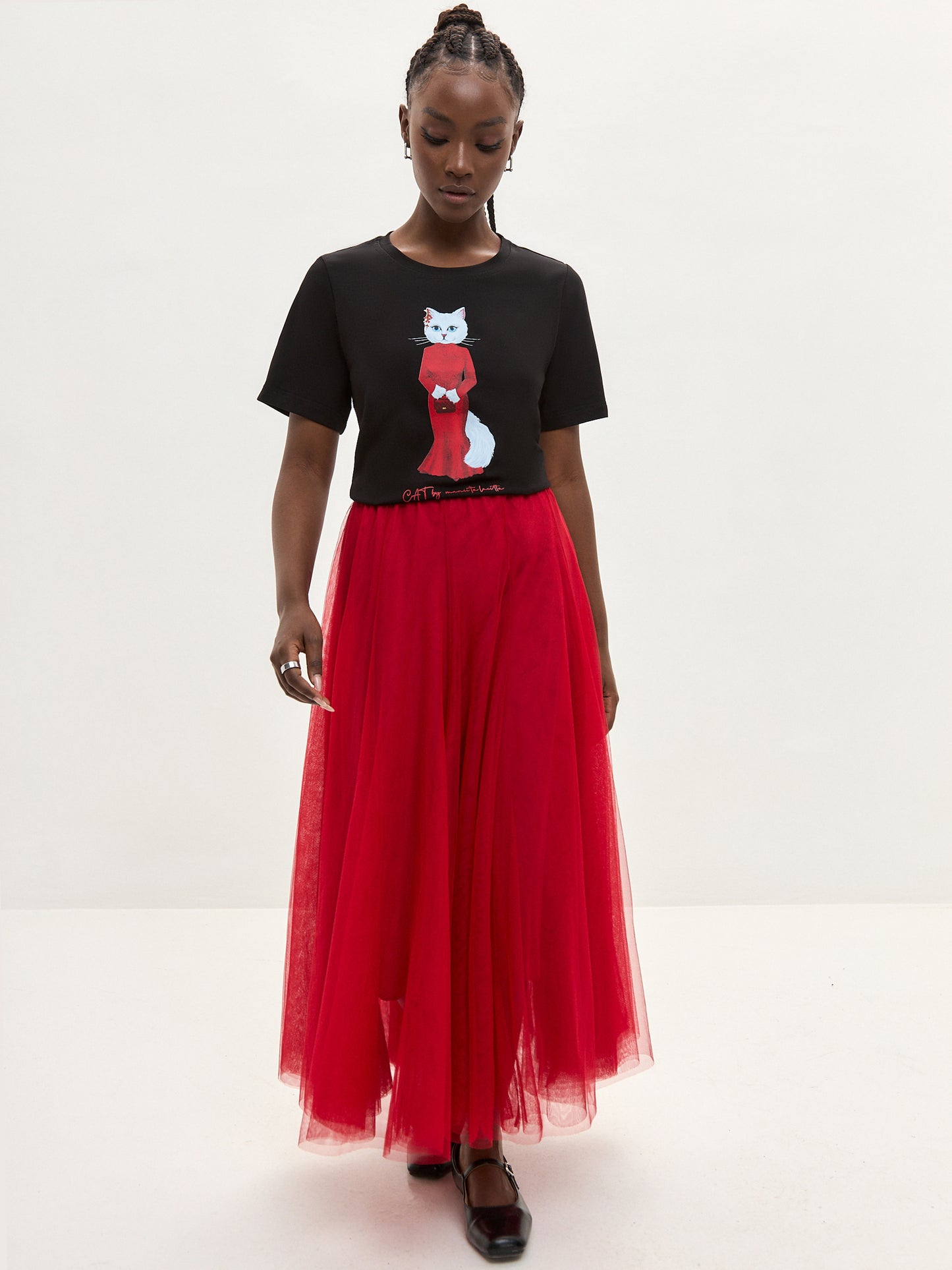 Set: women's T-shirt with a white cat and a red mesh skirt