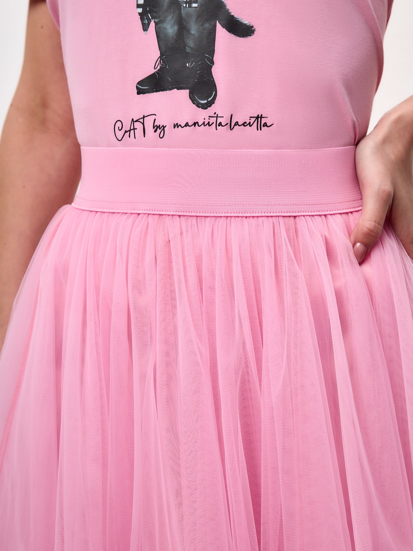 Set: women's pink T-shirt with a white cat and pink mesh maxi skirt