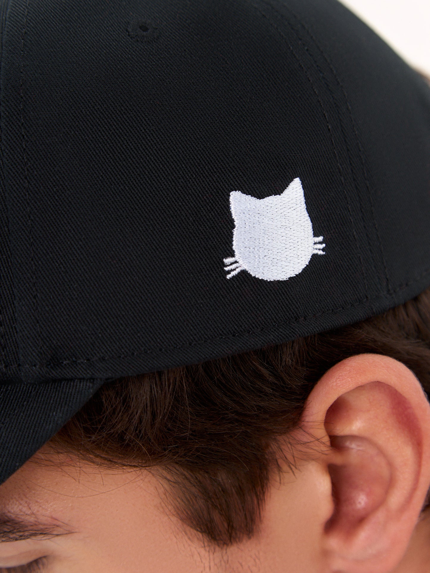 Weiße Kappe mit LOGO CAT