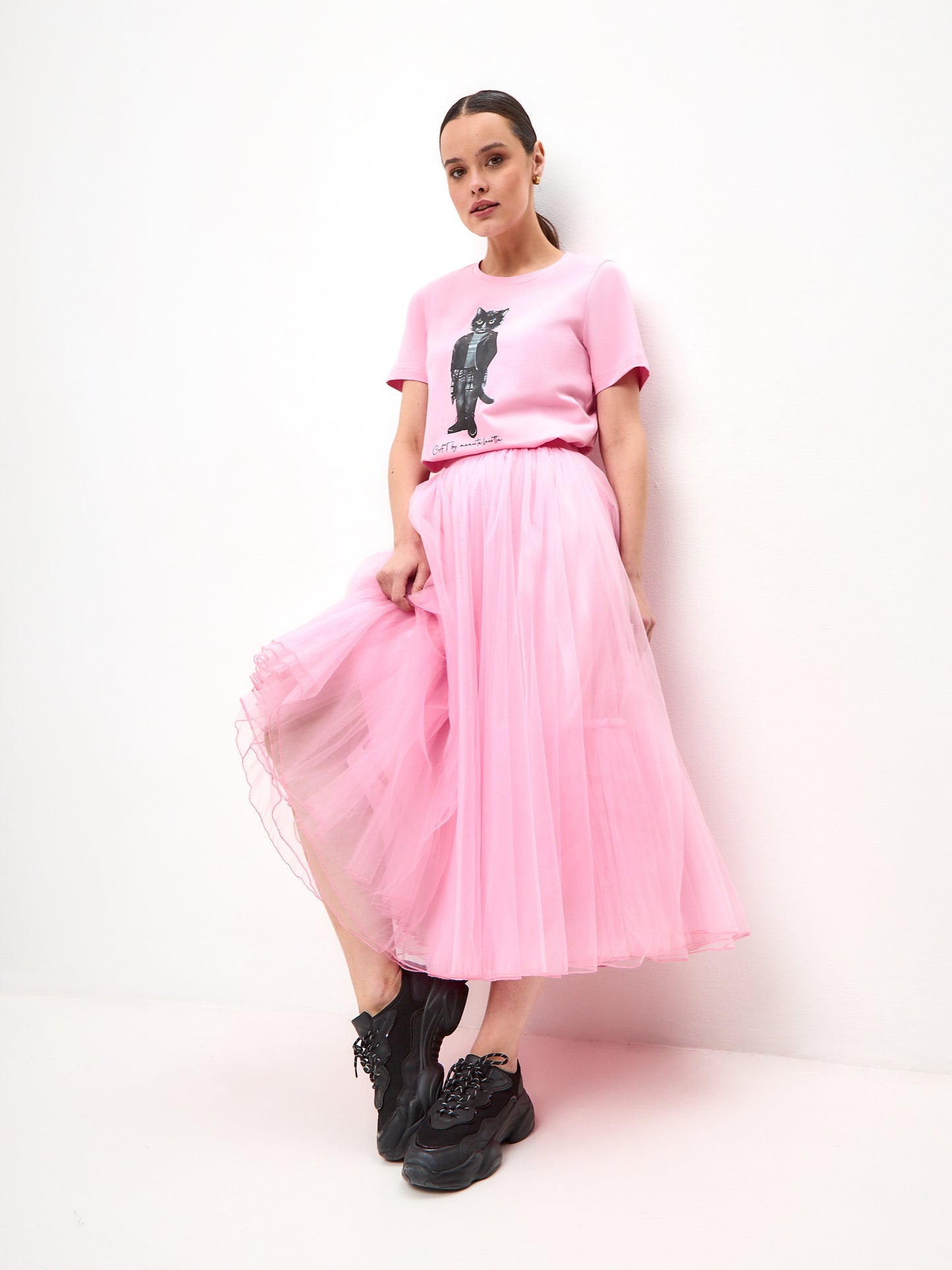 Set: women's pink T-shirt with a white cat and pink mesh maxi skirt