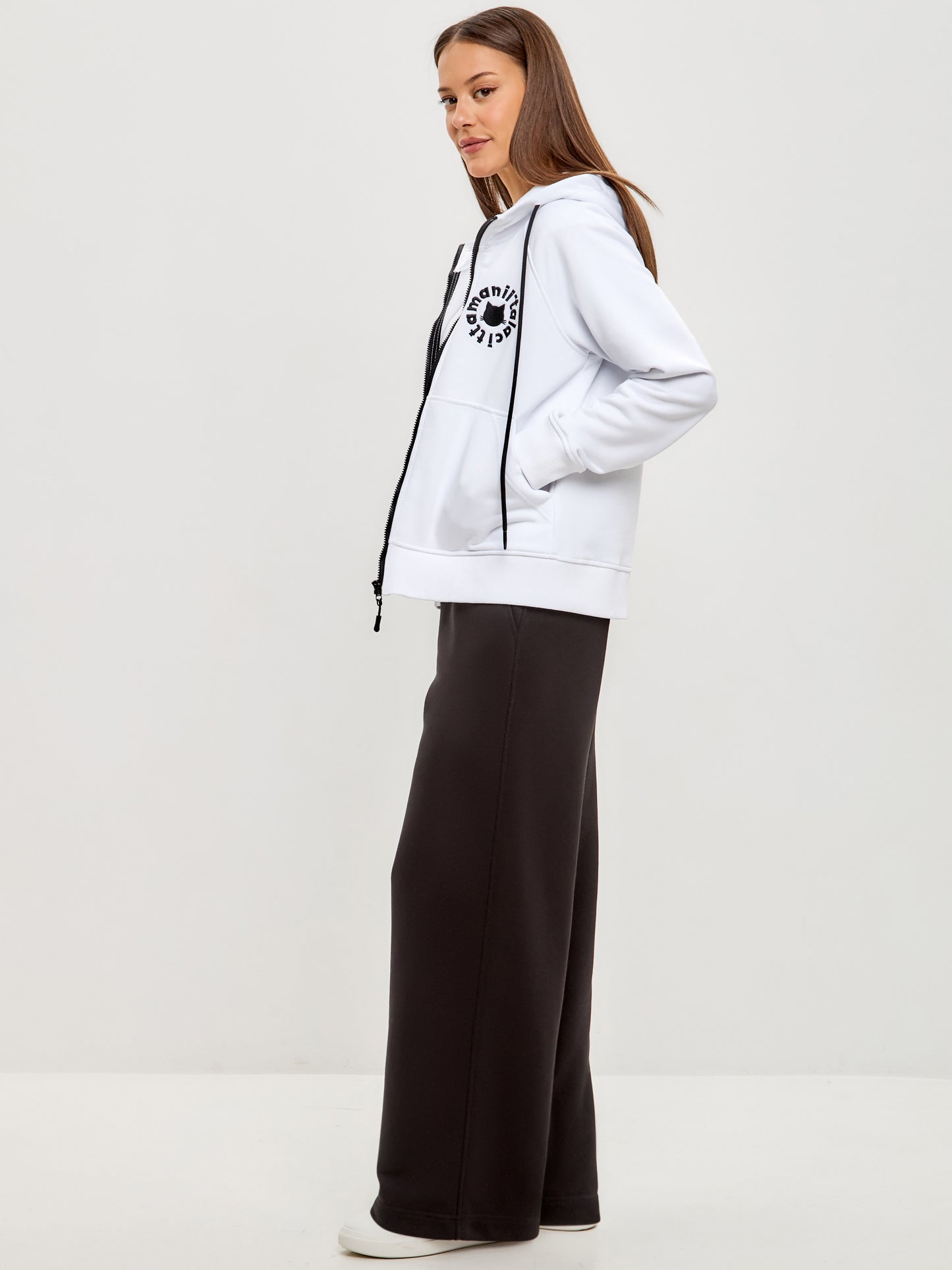 Logo Cat set: white zip hoodie and black sweatpants