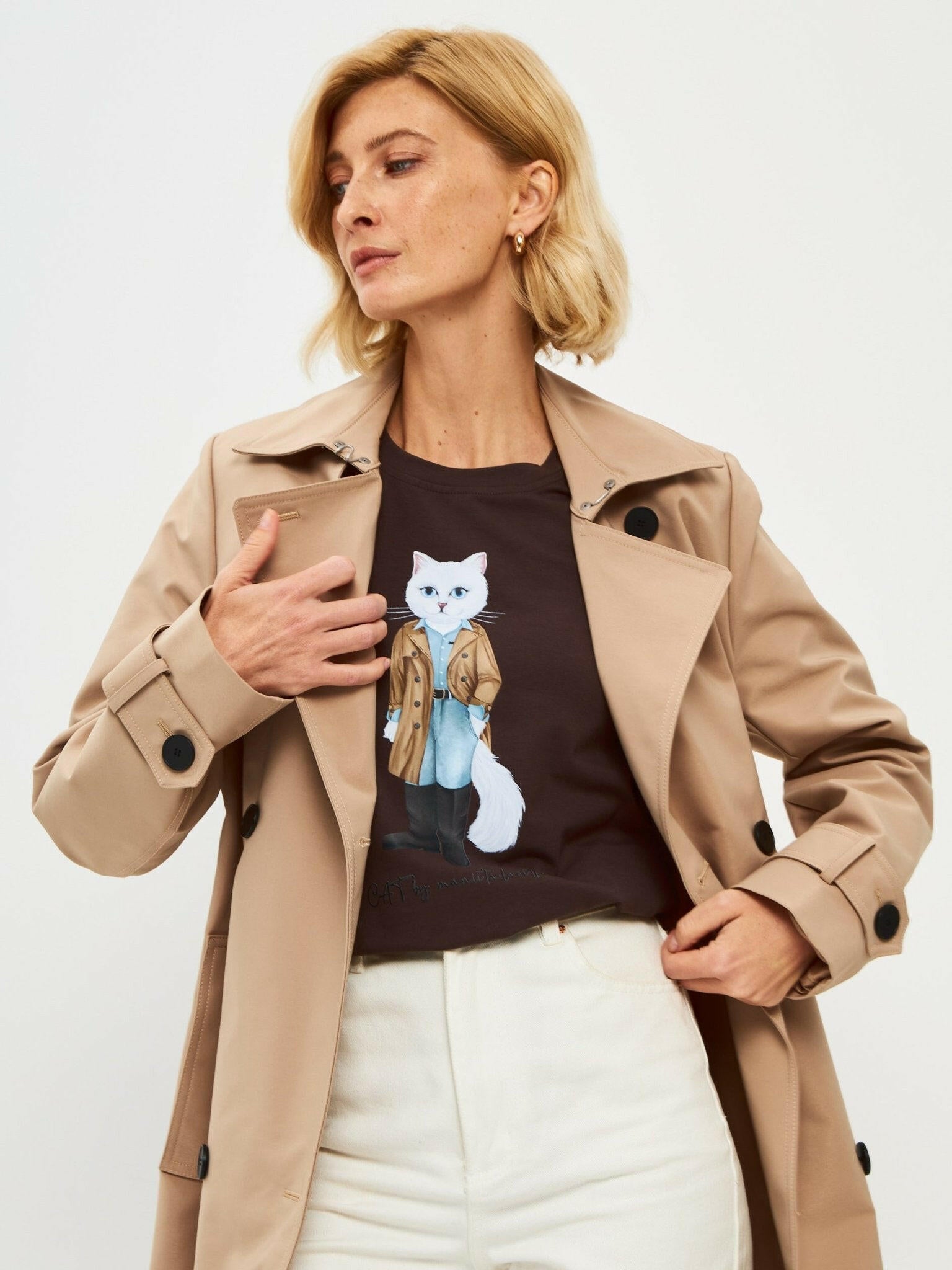 Printed T-shirt TRENCH COAT WHITE CAT - Maniita Lacitta